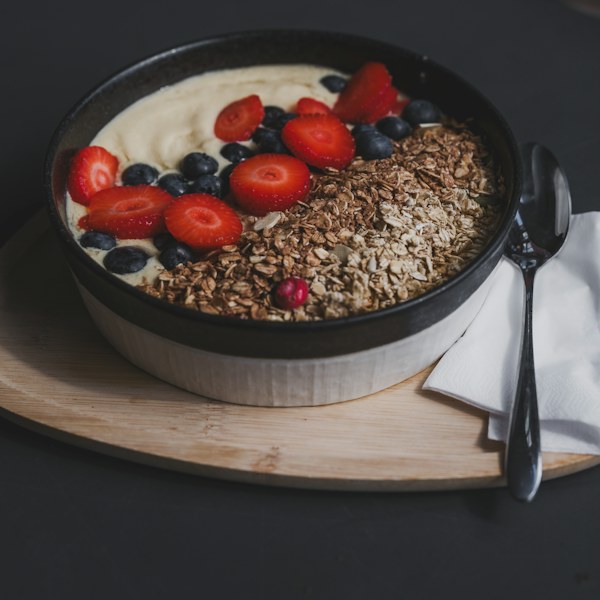 Tas me tërshërë, granola dhe fruta të kuqe